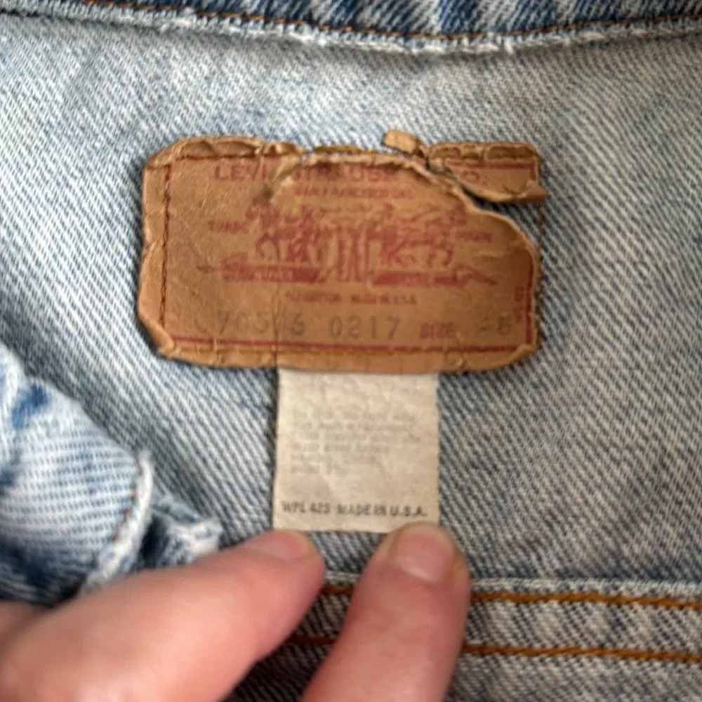 80s Vintage Levi Trucker III 70506 0217 Denim Jacket medium made in the USA